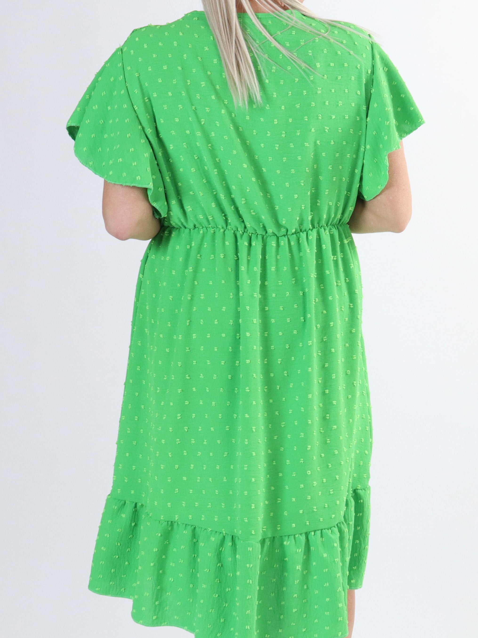 Vanilla - Plus size kjole med prikket detaljer og flæseærmer